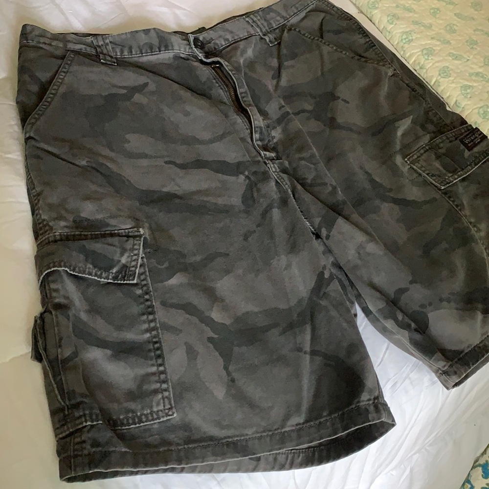 Men’s wrangler shorts camo size 36